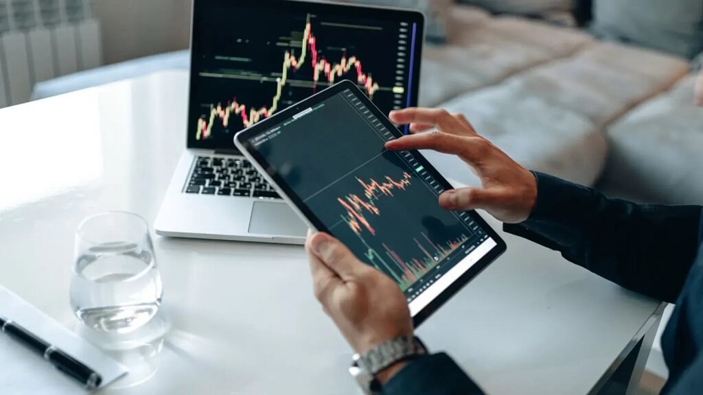Trading có nhiều hình thức khác nhau, tùy thuộc vào tài sản cơ sở như cổ phiếu, trái phiếu,... và chiến lược nắm giữ chẳng hạn như lướt sóng, day trading,...