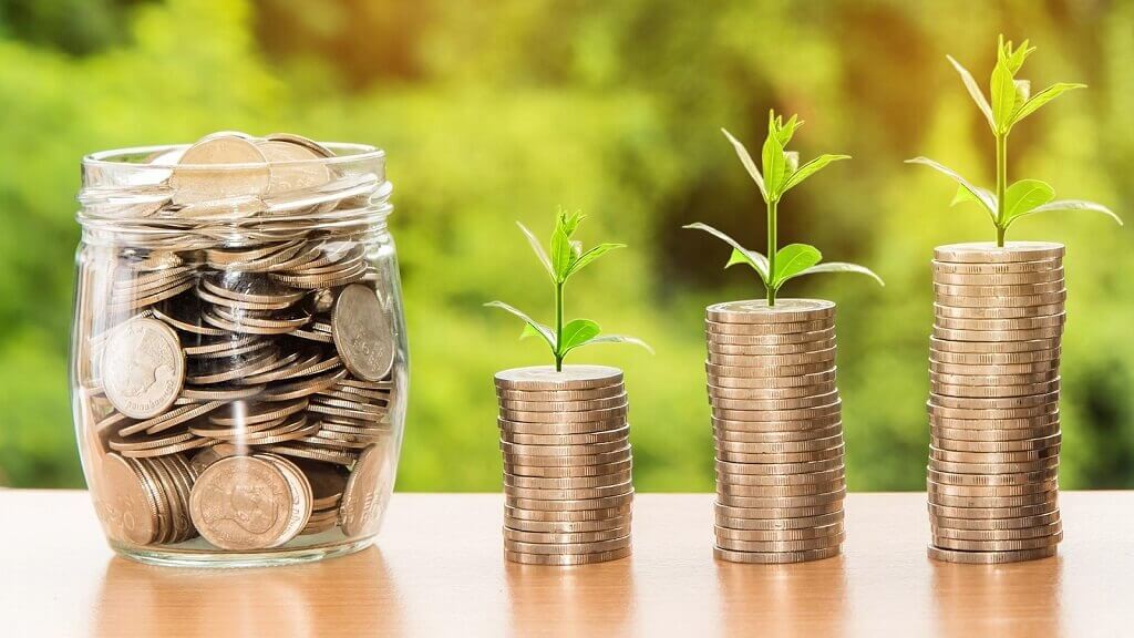 Giá cổ phiếu chịu tác động từ nhiều yếu tố như cung cầu thị trường, tình hình tài chính,...