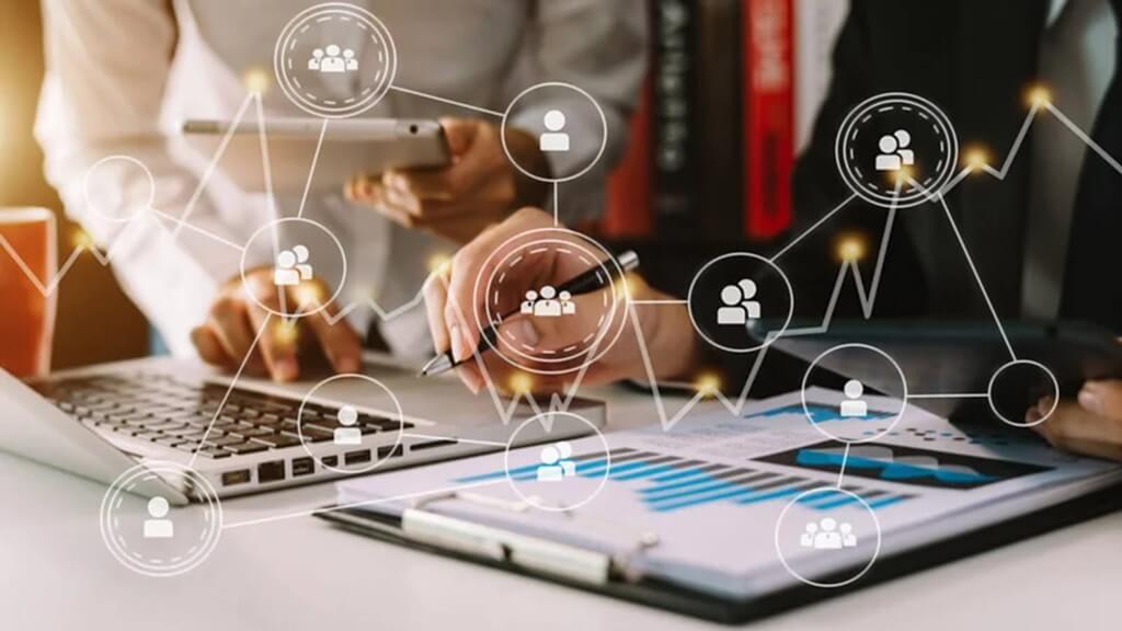 Nhà đầu tư có thể hạn chế rủi ro bằng cách chọn công ty uy tín, trang bị kiến thức và quản lý vốn